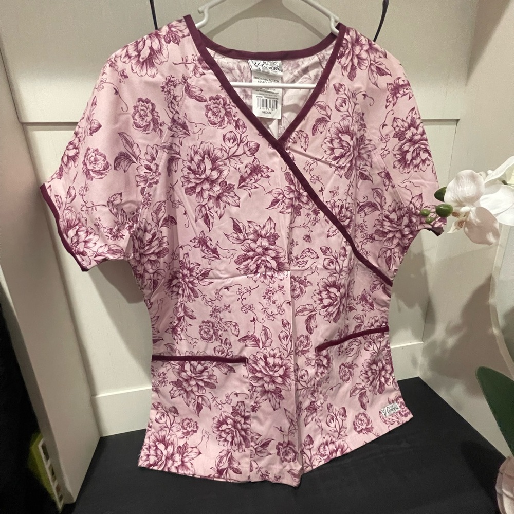 Uniform Advantage scrub top